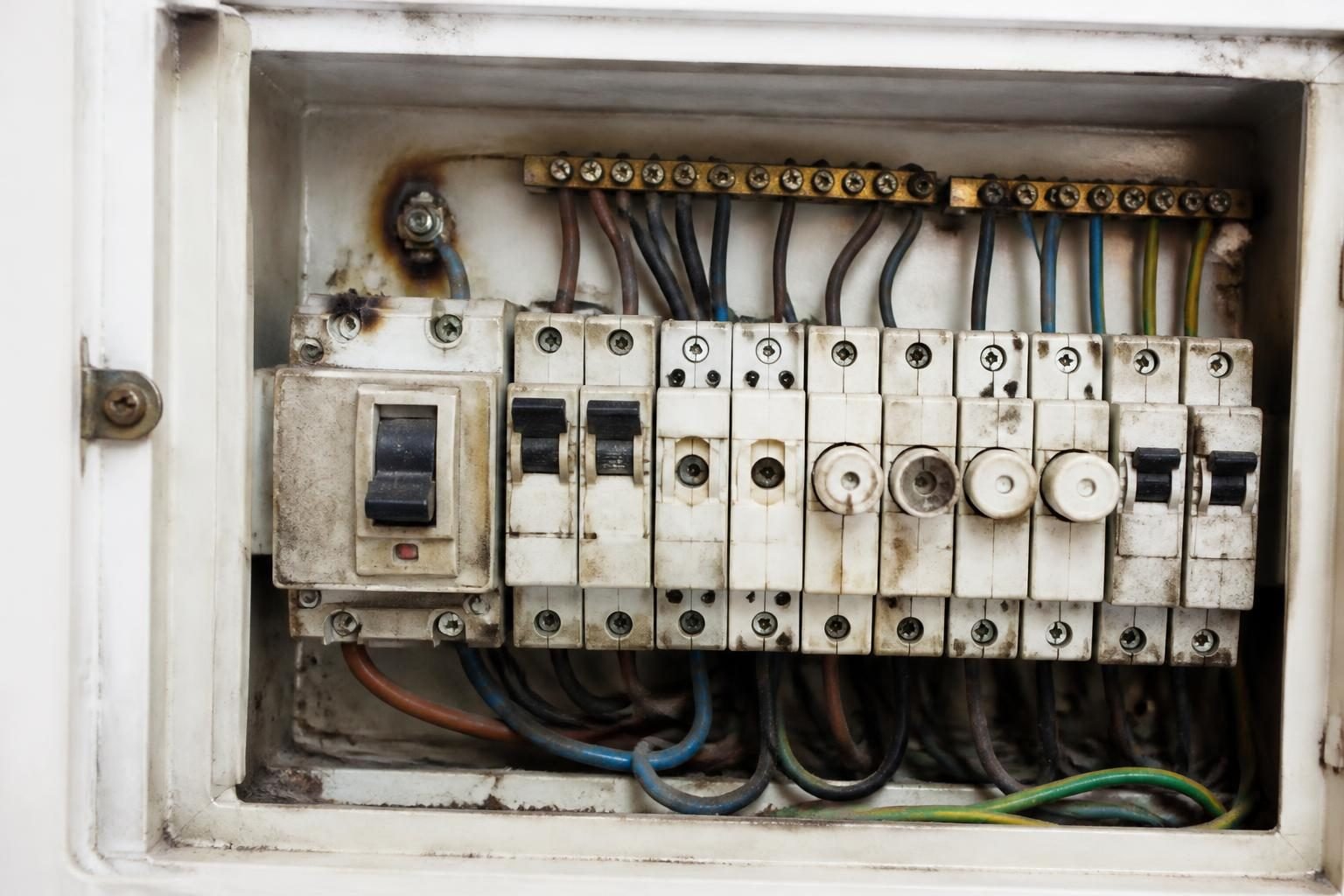 Traces d’échauffement et composants vieillissants sur un tableau électrique ancien